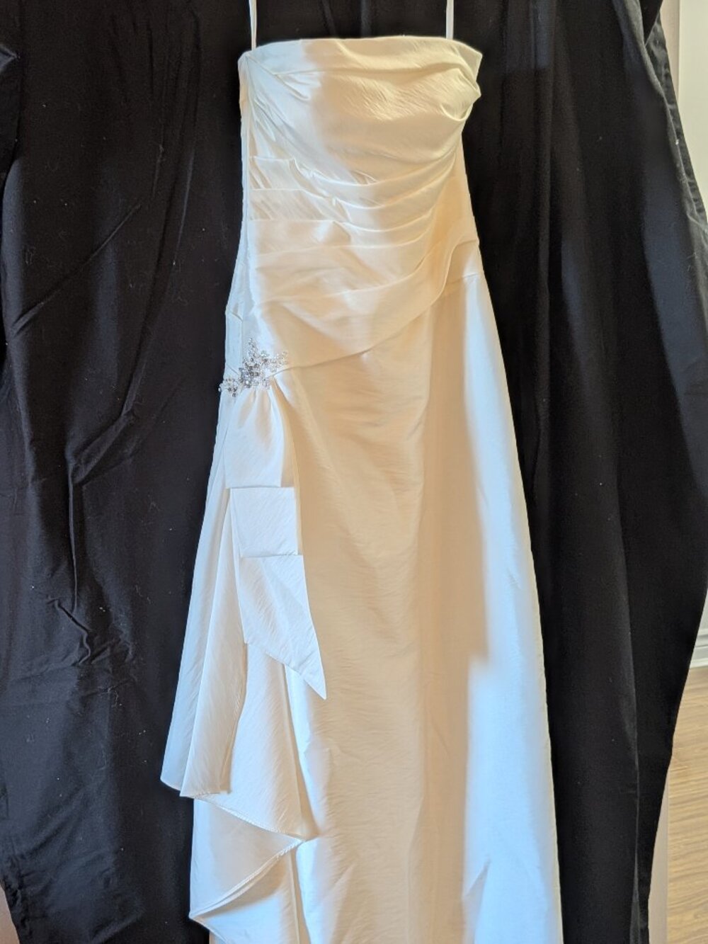 Minimalist Ivory Strapless Wedding Dress – Draped Waist, Elegant & Timeless (Siz